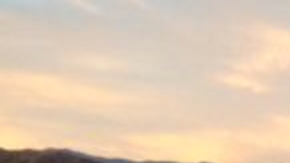 Un tráiler volcado bloquea el paso al sur sobre la Autopista 14.