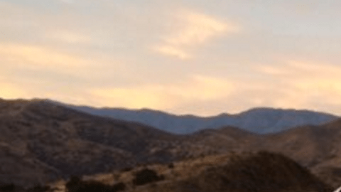 Un tráiler volcado bloquea el paso al sur sobre la Autopista 14.