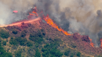 Más de 5,400 acres arden en el Valle de San Gabriel.
