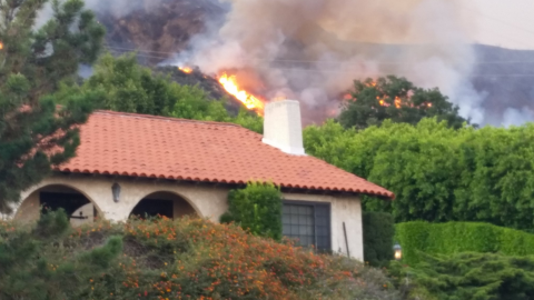 Más de 600 edificios se han visto afectados en Duarte y Azusa por los incendios.
