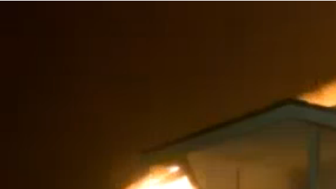 Video muestra cientos de hogares ardiendo en llamas.