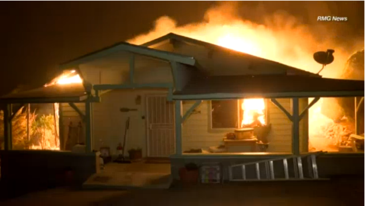 Video muestra cientos de hogares ardiendo en llamas.
