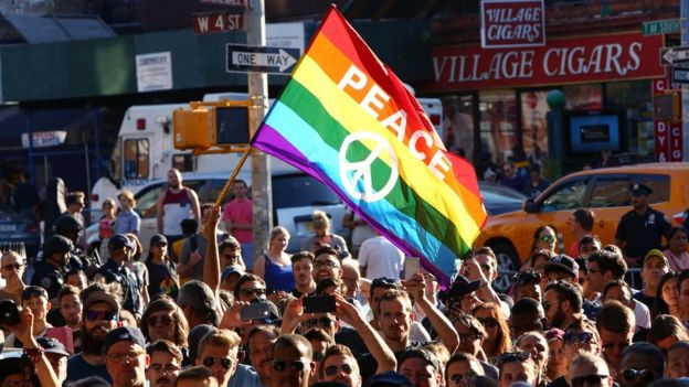 Hubo numerosos homenajes a las 49 víctimas del ataque en un bar gay de Orlando.