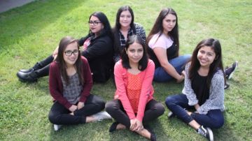 Seis estudiantes latinas se graduaron de secundaria de Compton con las calificaciones más altas