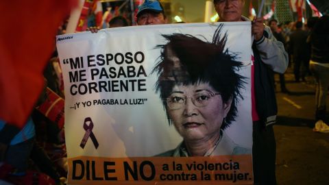 Simpatizantes del Pedro Pablo Kuczynski con una imagen de la exesposa de Alberto Fujimori, padre de su rival Keiko, en estas elecciones.
