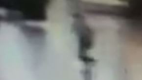 Sobre el suelo uno de los terroristas que atacaron ayer el aeropuerto de Estambul.