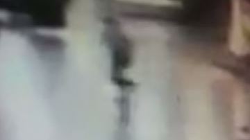 Sobre el suelo uno de los terroristas que atacaron ayer el aeropuerto de Estambul.