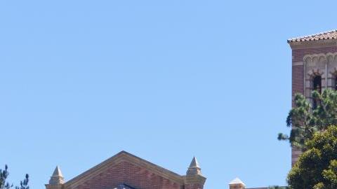 En general, los alumnos con becas tardan más en matricularse, pero no en las UC.