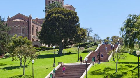 En general, los alumnos con becas tardan más en matricularse, pero no en las UC.