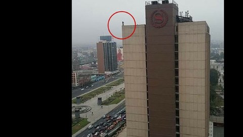 La tragedia fue grabada por transeúntes en video y otros tantos captaron imágenes.