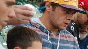 Julio Urías atiende a los aficionados en Milwaukee.