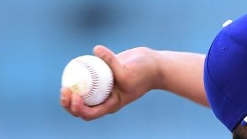 Julio Urías realiza un lanzamiento ante los Nacionales durante el primer inning en el Dodger Stadium.