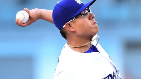 Julio Urías realiza un lanzamiento ante los Nacionales durante el primer inning en el Dodger Stadium.