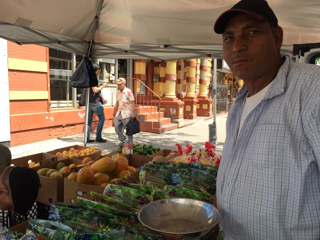 El vendedor de frutas dominicano, Manuel Domínguez, expresó su felicidad por el triunfo de Espaillat.