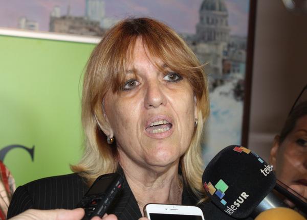 Irma Margarita Martínez, vicepresidenta primera del Banco Central de Cuba (BCC), ofrece declaraciones a la prensa  en la Primera Conferencia sobre Transferencias Monetarias Internacionales en Cuba.     