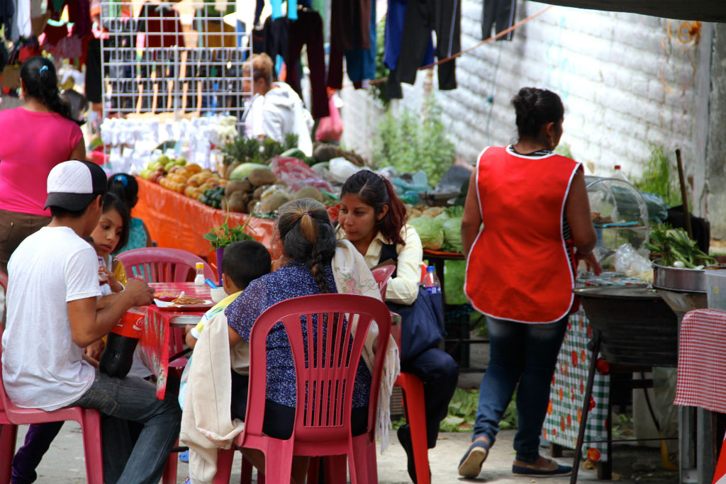 La vieja practica de la compra del voto en México.