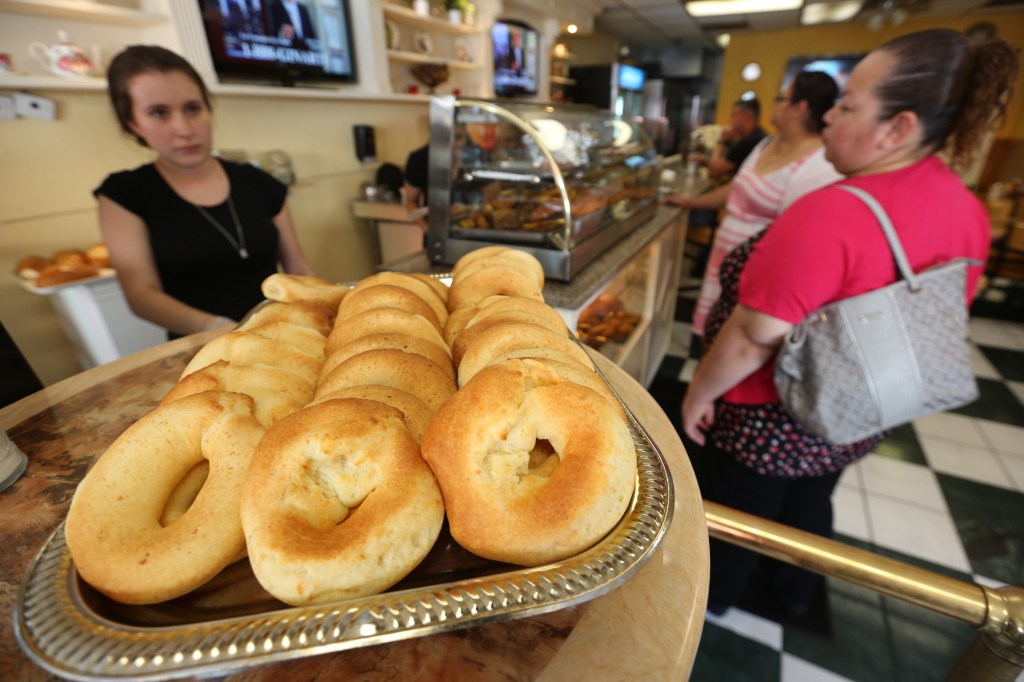 Suplemento Colombia -Bergenline Ave- Union City, NJ Photo Credito Mariela Lombard/El Diario NY.