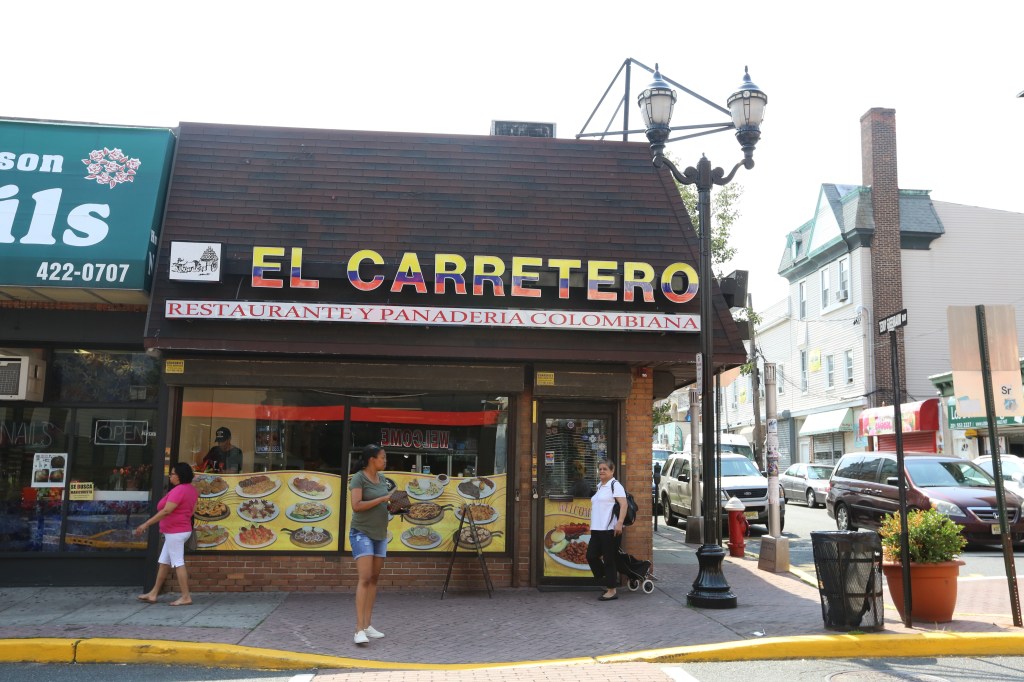 Suplemento Colombia -Bergenline Ave- Union City, NJ Photo Credito Mariela Lombard/El Diario NY.