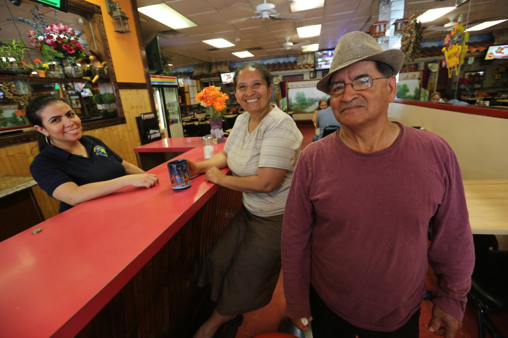 Suplemento Colombia -Bergenline Ave- Union City, NJ Photo Credito Mariela Lombard/El Diario NY.