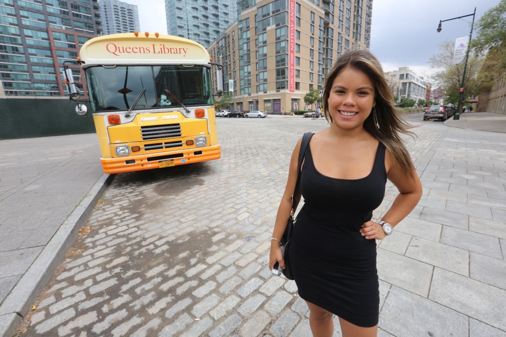 Natalie Caballos, de Colombia. Nuestros Barrios - LIC, Queens - Gantry Plaza State Park. Photo Credito Mariela Lombard/El Diiario NY.