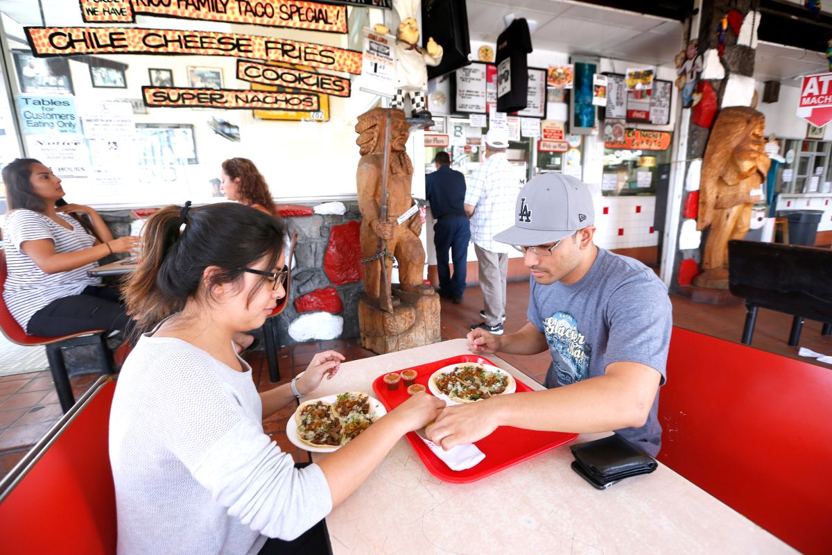 07/05/16/LOS ANGELES/Customers Roshan Mahtani with wife Jennifer Mizutani enjoy lunch at Carnitas Michoacan #3 at Boyle Heights. Carnitas Michoacan #3, a popular taco restaurant on the corner of Soto St. and Whittier Blvd. in Boyle Heights, is being forced to close because the landlord wants to open a Panda Express, according to the restaurant workers. The restaurant has been in Boyle Heights for more than 30 years and many in social media are speaking out on the side of the restaurant.   (Photo Aurelia Ventura/ La Opinion)