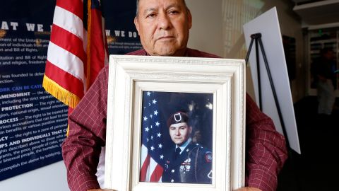 Natividad Barajas sostiene la fotografía de su hijo Daniel Torres, un veteran que fue deportado a Tijuana, México. / Aurelia Ventura/ La Opinion