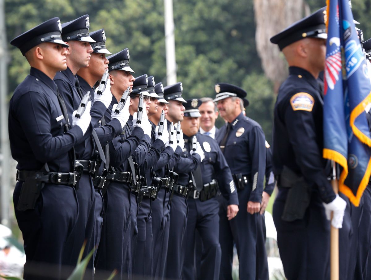 Agentes del LAPD durante una graduación. (Aurelia Ventura/ La Opinion)