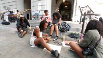 Miembros de Black Lives Matter continúan sus protestas afuera del Ayuntamiento de la Ciudad de L.A.