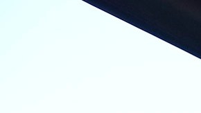 Jasmine, de 13 años, Daisy, de 9, y Belinda, de 7, reciben computadoras gratis en el campamento de verano del presidente del concejo Angelino Herb Wesson. (Aurelia Ventura/ La Opinion)