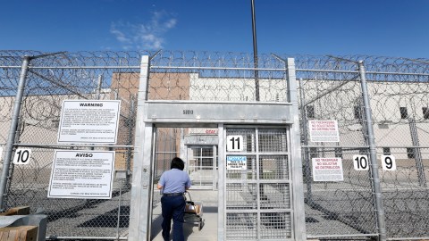 Denuncian abusos contra migrantes en el Centro de Detención de Otay Mesa.