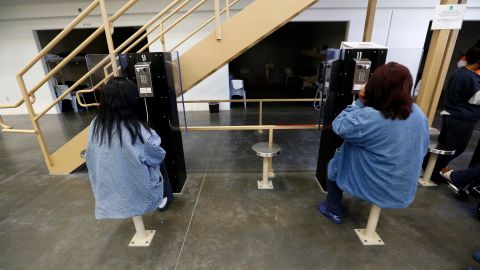 Inmigrantes detenidas en el Centro de Otay Mesa. / foto: Aurelia Ventura.