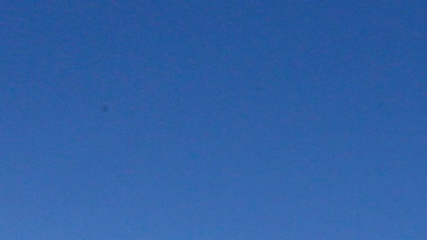 Pasajeros usan el popular puente Cross Border Xpress (CBX), que conecta al aeropuerto de Tijuana con Otay, en San Diego. (Aurelia Ventura/ La Opinion)