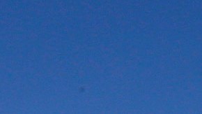 Pasajeros usan el popular puente Cross Border Xpress (CBX), que conecta al aeropuerto de Tijuana con Otay, en San Diego. (Aurelia Ventura/ La Opinion)