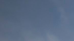 Un hombre despliega unas cruces que creó en un memorial en tributo a las víctimas del tiroteo de Orlando. Las cruces han sido trasladadas al Museo Histórico de Orlando.