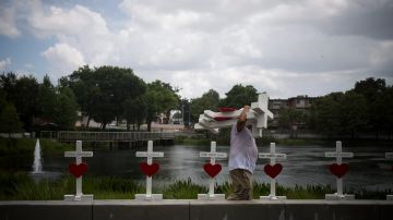 Un hombre despliega unas cruces que creó en un memorial en tributo a las víctimas del tiroteo de Orlando. Las cruces han sido trasladadas al Museo Histórico de Orlando.