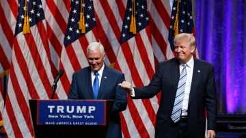 Donald Trump (d),  durante el anuncio del Gobernador de Indiana, Mike Pence (i), como su compañero de fórmula, en Nueva York.