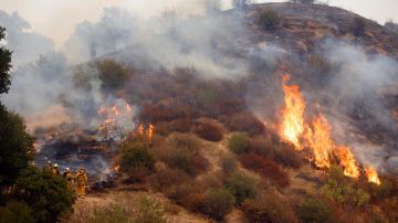 Más de 10,000 hogares son amenazados por las llamas del Sand Fire.