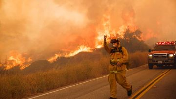 El incendio Sand en Santa Clarita ya abarcó más de 41,000 acres.