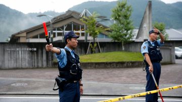 Un hombre mató a 19 personas e hirió a otras 26 en un apuñalamiento masivo en una residencia de discapacitados en la localidad de Sagamihara, a las afueras de Tokio.
