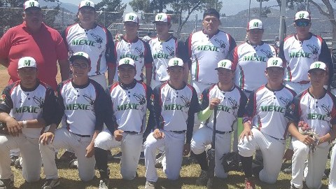 El grupo consiste de 16 miembros de edades entre los 15 y 21 años de edad.