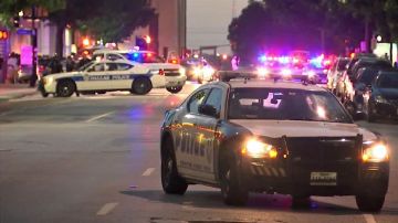 La policía patrulla el centro de Dallas después de que varios oficiales fueran tiroteados a raíz de una protesta y manifestación en varias partes de Estados Unidos.