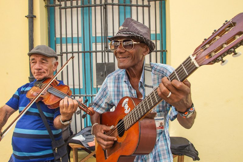 El fotógrafo Walter Profeldt muestra las "caras de Cuba" en Poe Park.