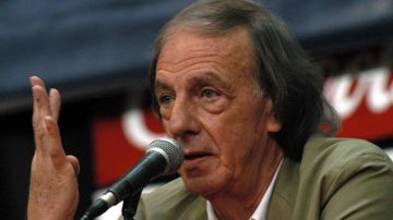El legendario César Luis Menotti. ex director técnico de la selección de México y campeón del mundo con Argentina en 1978, se encuentra muy delicado de salud.