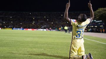 Darwin Quintero festeja un gol ante Jaguares en el torneo pasado.