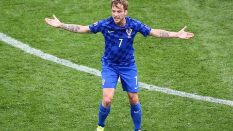 Pese al susto, Rakitic continúa de vacaciones con su familia.
