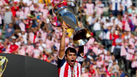 Omar Bravo levanta la Supercopa MX.