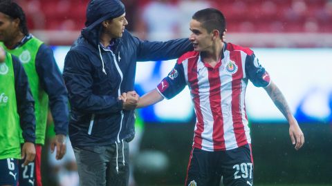 Almeyda felicita a Torres tras el gol que consiguió.
