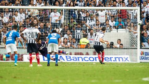 Funes Mori vuela el penal ante Cruz Azul.