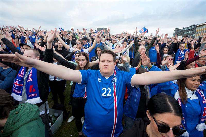 Aficionados de Islandia apoyan a su selección en la Euro.