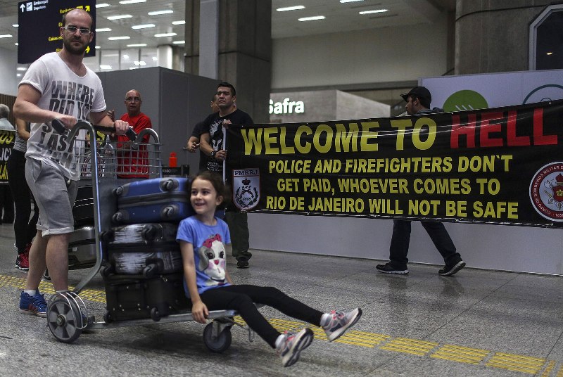 Los visitantes comienzan a llegar a un Río de Janeiro sumido en protestas sociales y advertencias sobre el zika.